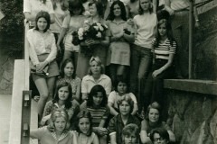 Společné foto před školou - třída KIIIA 1973