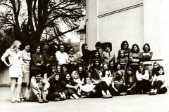 Společné foto u zámku - třída KIIIA 1974